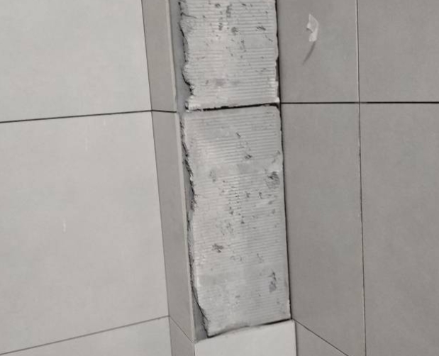浦东瓷砖空鼓维修公司分享下瓷砖施工前基层浇水润湿程度不足，可能导致以下问题