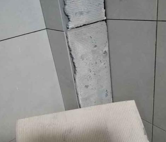浦东瓷砖空鼓维修公司分享下厨房瓷砖脱落的补救措施。